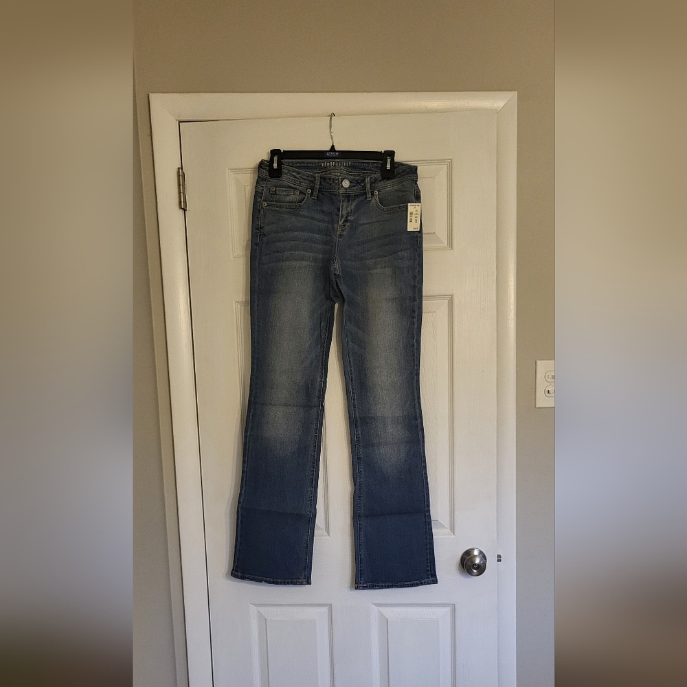 AEROPOSTALE Curvy Boot Cut Jean in Medium Wash. Size 4L.